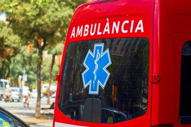 Ambulans bakım asistanları sürücü Caddesi üzerinde. Acil yardım