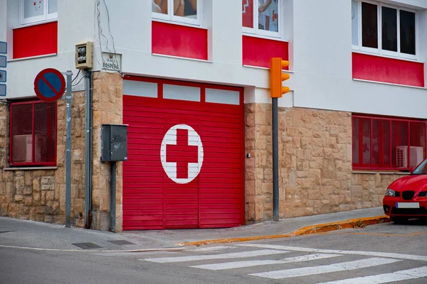 Entrance to and signage for a hospital emergency department. — Stock Photo, Image