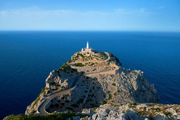 Маяк на Cap de пляжу Ка'н на Майорці під час заходу сонця — стокове фото