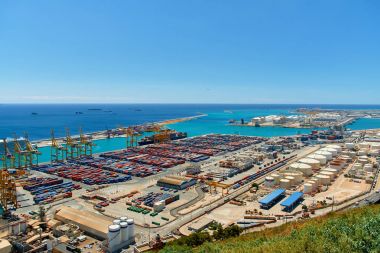 Vinçler ve çok renkli kargo konteyner liman liman ve yükleme limanda görünümünü. Barcelona