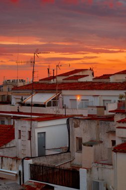 Ateşli turuncu günbatımı gökyüzü. Şehrin yukarısındaki güzel gökyüzü