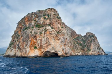 Issız ve vahşi ada deniz manzara görünümü.