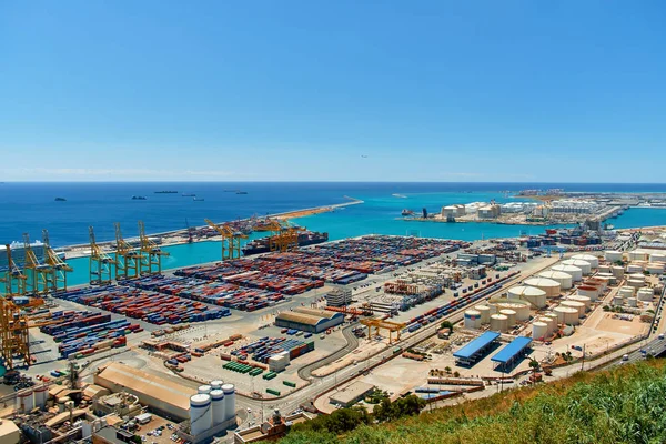 海港和港口装卸码头与起重机和多色集装箱的看法 巴塞罗那 — 图库照片