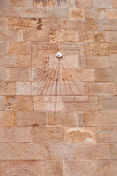 在古墙上的旧日晷的视图 在矩形板上写的罗马数字 — 图库照片