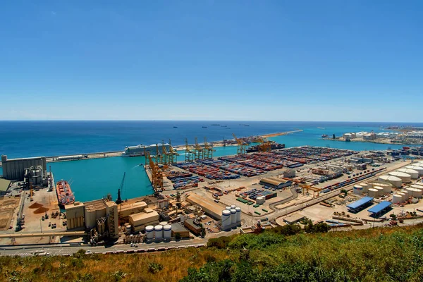 Vinçler ve çok renkli kargo konteyner liman liman ve yükleme limanda görünümünü. Barcelona