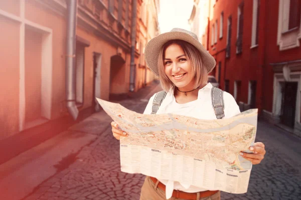 Reisgids Jonge Vrouwelijke Reiziger Met Rugzak Kaart Straat Travel Concept — Stockfoto