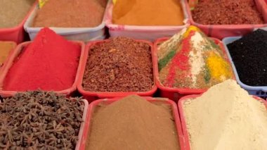 Farklı renklerde baharatlarla renklendirilmiş, makro. Sıraya dizilmiş çeşitli baharatlar