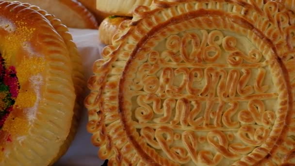Национальный узбекский хлеб продается на рынке - Самарканд, Узбекистан — стоковое видео