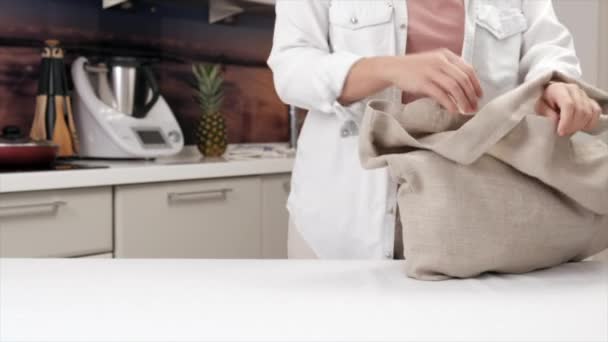 廃棄物ゼロ食品貯蔵エコバッグトップビュー — ストック動画