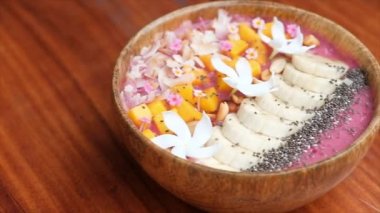 Tropikal Kahvaltı Meyve Smoothie Bowl