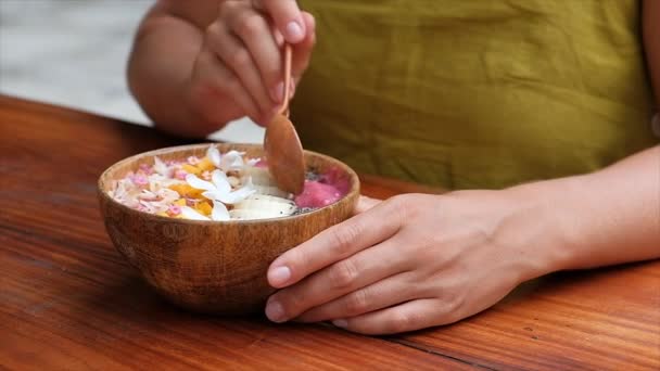 Tazón de batido de frutas de desayuno tropical — Vídeo de stock