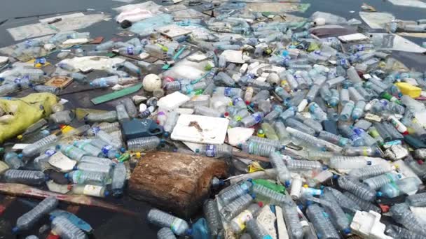 Poubelles de pollution plastique dans l'océan avec différents types de déchets bouteilles en plastique, sacs, déchets flottant dans l'eau — Video