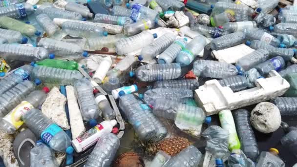 Lixo de poluição plástica no oceano com diferentes tipos de lixo garrafas de plástico, sacos, resíduos flutuando na água — Vídeo de Stock