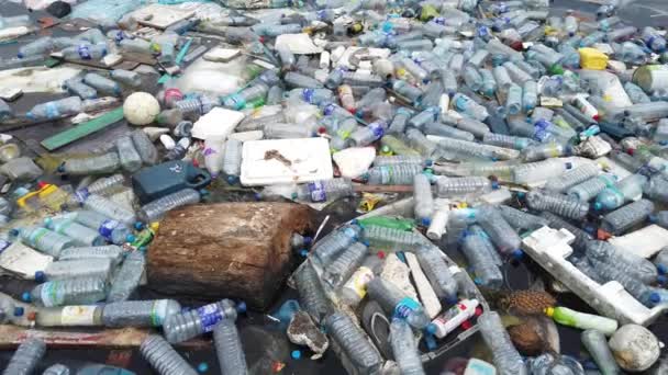 Poubelles de pollution plastique dans l'océan avec différents types de déchets bouteilles en plastique, sacs, déchets flottant dans l'eau — Video