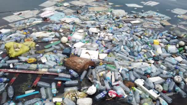 Poubelles de pollution plastique dans l'océan avec différents types de déchets bouteilles en plastique, sacs, déchets flottant dans l'eau — Video