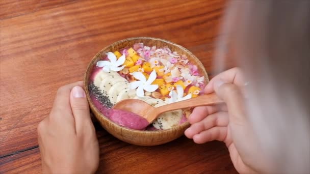 Tropisk frukost frukt smoothie Bowl — Stockvideo