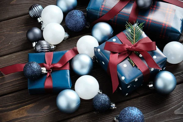 Vánoční ozdoby a vánoční dárky na starém dřevěném stole. Vánoční pozadí. Nový rok 2019 — Stock fotografie
