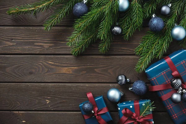 Vánoční ozdoby a vánoční dárky na starém dřevěném stole. Vánoční pozadí. Nový rok 2019 — Stock fotografie