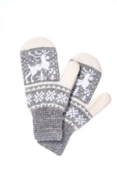 Warme Strickhandschuhe aus Wolle isoliert auf weißem Hintergrund. graue Strickhandschuhe mit Muster — Stockfoto