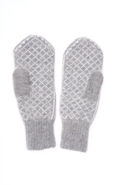 Guanti caldi in maglia di lana isolati su sfondo bianco. Guanti in maglia grigia con motivo — Foto Stock