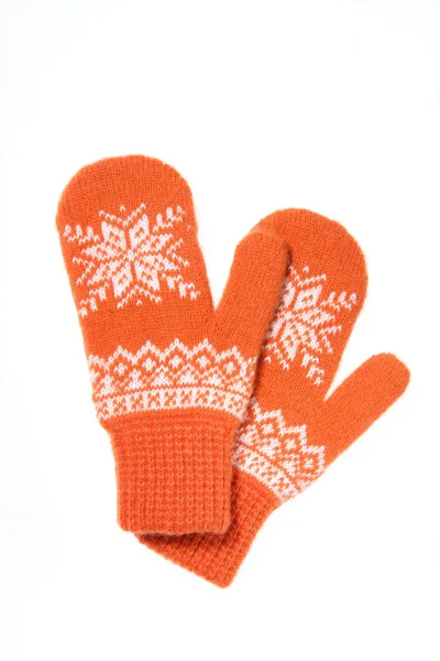 Warme Strickhandschuhe aus Wolle isoliert auf weißem Hintergrund. Orange gestrickte Fäustlinge mit Muster — Stockfoto