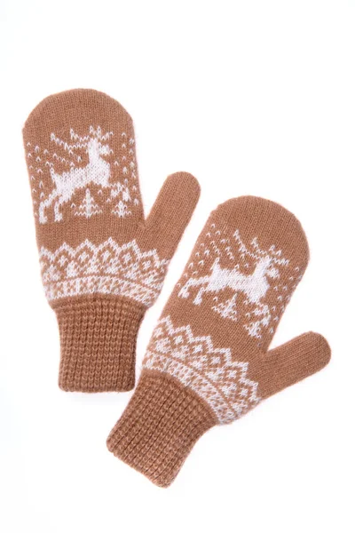 Warme Strickhandschuhe aus Wolle isoliert auf weißem Hintergrund. braune Strickhandschuhe mit Muster — Stockfoto