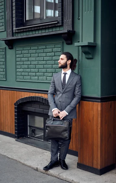 Attraente giovane barbuto in abito classico con borsa. Eleganza — Foto Stock