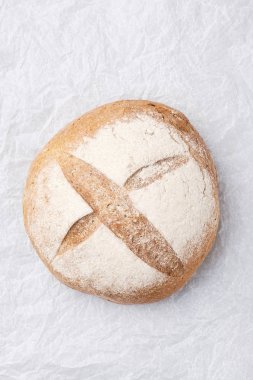 Parşömenin üzerinde taze ekmek var. Fırın Ürünleri