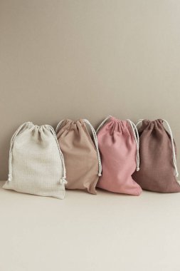 İpli keten çantalar, doğal pamuktan yapılmış küçük bir eko çuval.