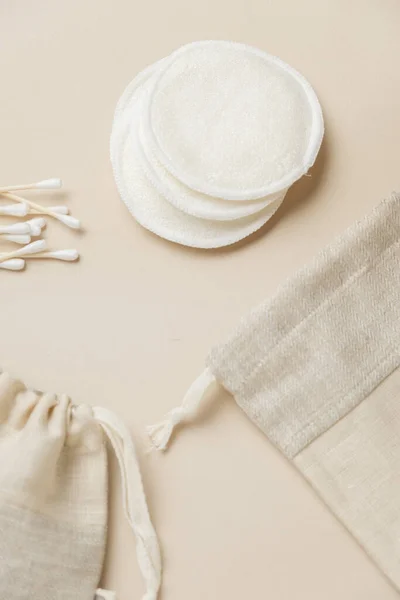 Tampons de coton réutilisables. Tampons de maquillage de visage lavables en coton — Photo