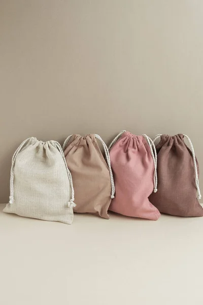 Sacs en lin avec cordon de serrage, petit sac écologique en coton naturel — Photo