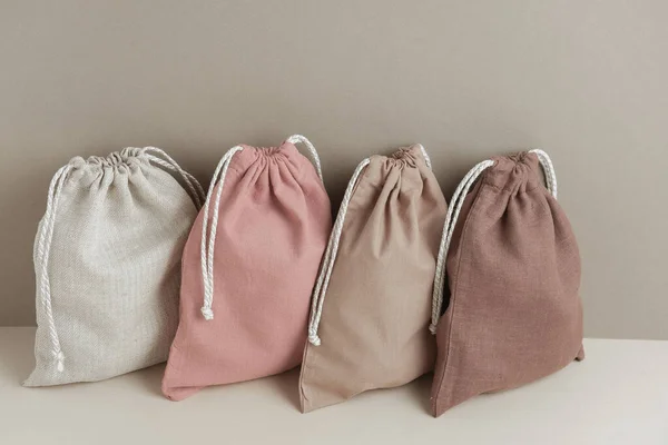 Bolsas de lino con cordón, pequeño saco ecológico hecho de algodón natural — Foto de Stock