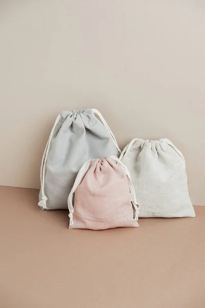 Bolsas de lino con cordón, pequeño saco ecológico hecho de algodón natural — Foto de Stock