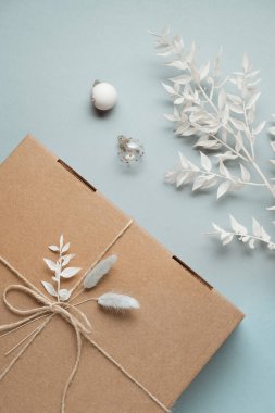 Kartondan yapılmış bir hediye kutusu. Hediye Fikirleri