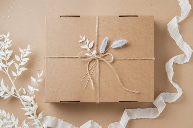 Kartondan yapılmış bir hediye kutusu. Hediye Fikirleri