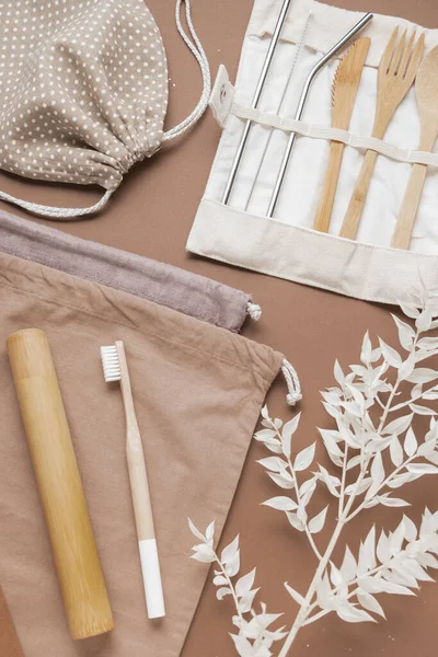 Természetes bambusz fogkefe, evőeszköz készlet, fém szívószál, textil ec — Stock Fotó