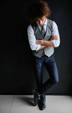 Klasik yelek ve kravatlı çekici sakallı genç adam. Şık.