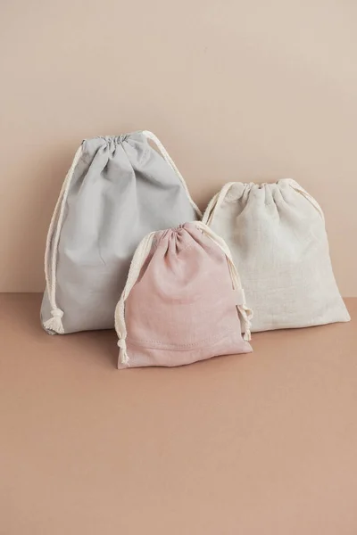 Bolsas de lino con cordón, pequeño saco ecológico hecho de algodón natural — Foto de Stock