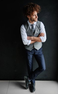 Klasik yelek ve kravatlı çekici sakallı genç adam. Şık.