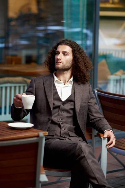 Affärsstil. Män stil. Affärsman i blå jacka med en kopp kaffe — Stockfoto
