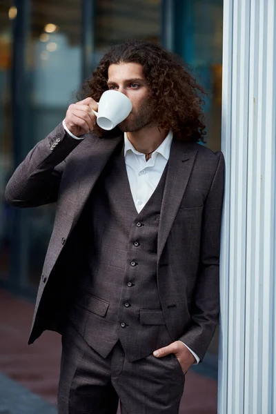 Estilo de negocio. Estilo de hombres. Empresario en una chaqueta azul con una taza de café —  Fotos de Stock