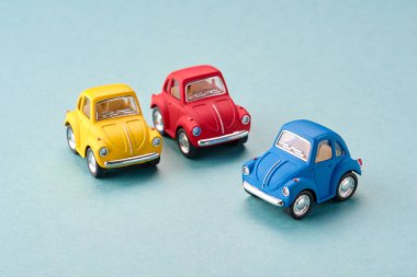 Mavi arka planda varisli oyuncak arabaların yan görüntüsü