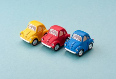 Mavi arka planda varisli oyuncak arabaların yan görüntüsü