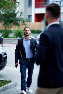 İş adamları el sıkışıyor, toplantı başlatıyorlar. Zarif ve erkek tarzı