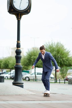 Klasik takım elbiseli, kaykaylı çekici sakallı genç adam. Eleg