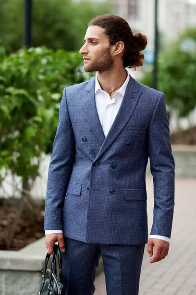 Atractivo joven barbudo en traje clásico. Elegancia y masculino —  Fotos de Stock