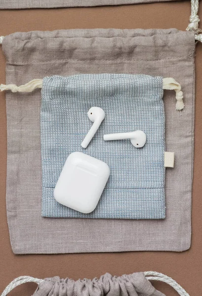 Bolsas de lino con auriculares inalámbricos, pequeño saco ecológico — Foto de Stock