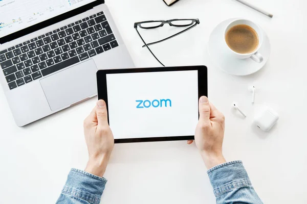Tyumen, Rússia - 25 de março de 2020: ZOOM Cloud Meetings. Software de videoconferência — Fotografia de Stock