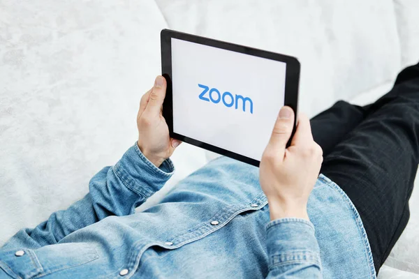 Тюмень, Россия - 25 марта 2020 года: ZOOM Cloud Meetings. Программное обеспечение для видеоконференций — стоковое фото