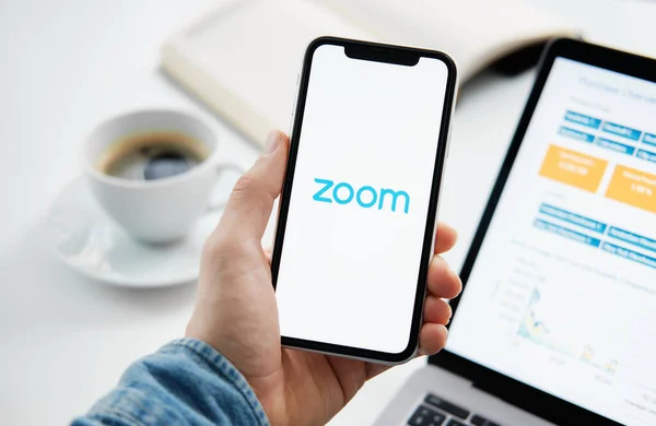 Tyumen, Russia - March 25, 2020: ZOOM Cloud Meetings. Video conferencing software — Stock Photo, Image